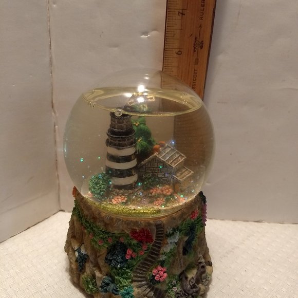 Lighthouse Musical Snowglobe - Picture 6 of 9